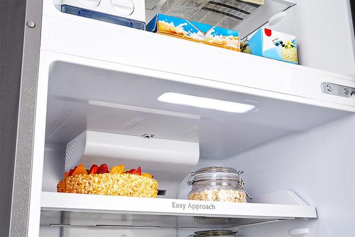 Actual product image Hisense RT488N4DC2 Fridge Freezer Free Installation 381 L E Silver (381 l)