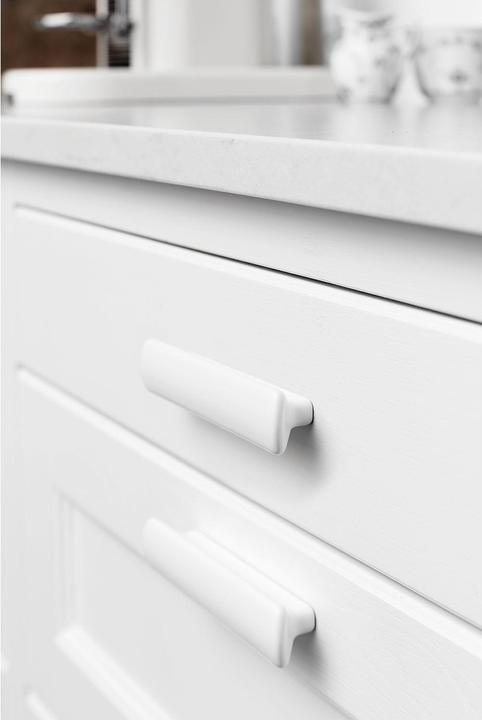 Actual product image Furnipart Furniture handle Vanilla LA 96, width 139.5 mm, white ceramic
