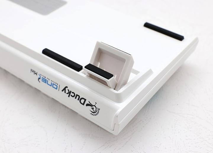 Produktbild Ducky One 2 Pro Mini White Edition Gaming Tastatur, RGB LED - Kailh Red (DE, Kabelgebunden)
