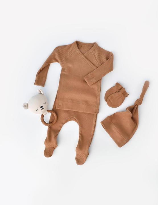 BabyCosy 4 Stk Set. Hose. T-shirt. Mütze. Fausthandschuhe