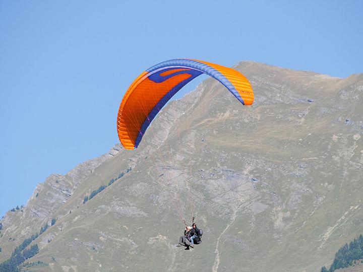 Produktbild Smartbox Gleitschirmfliegen: 1 magischer 12-minütiger Flug für 2 Personen in den Waadtländer Alpen (2 Pers.)