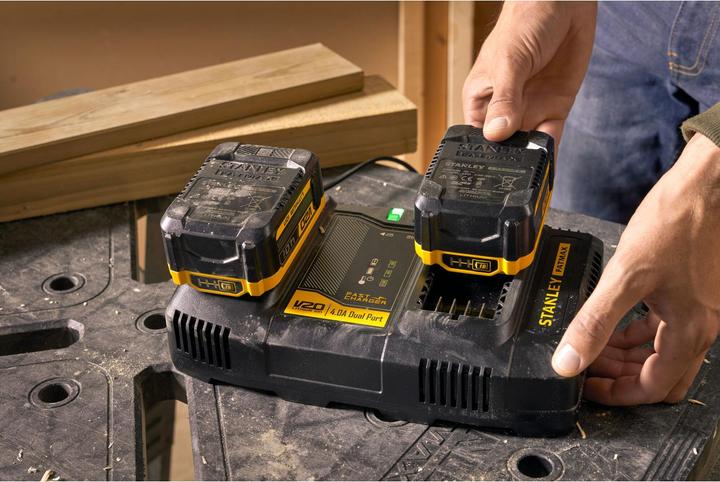 Produktbild Stanley FatMax Zweischacht-Schnell-Ladegerät SFMCB24 (18 Volt, 4 Ampere, 2 Akkus parallel laden, für (18 V)