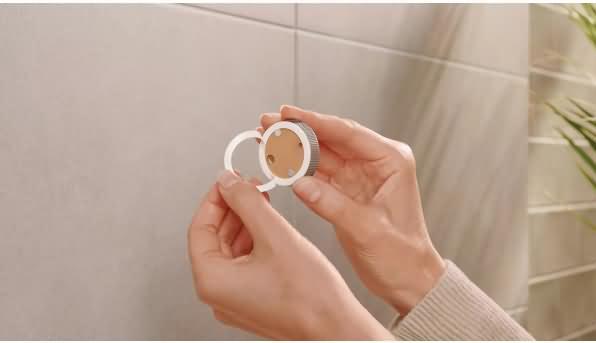 Image du produit tesa MOON WHITE Support de rouleau de papier toilette avec solution adhésive sans perçage