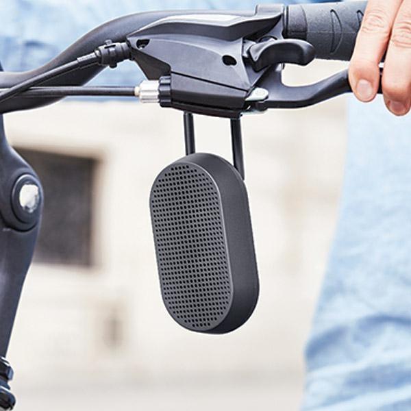 Actual product image Lexon Mino T Wodoodporny głośnik z podstawką i karabińczykiem szary/grey LA124G (1 pcs.)