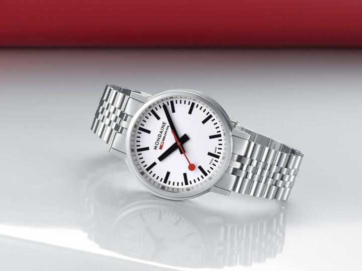 Actual product image Mondaine MST.4101B.SJ Stop2go Horloge - Station clock - Saffier glass - Staal - Zilver - 41 mm breed - (Swiss made, 41 mm)