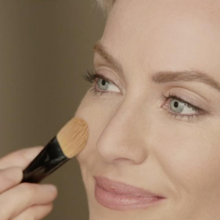 Actual product image Max Factor Radiant Lift, 045 Warm Almond, 30 ml (045 Warm Almond)