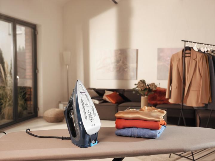 Actual product image Braun SI9684DB steam iron (2400 W, 260 g/min)