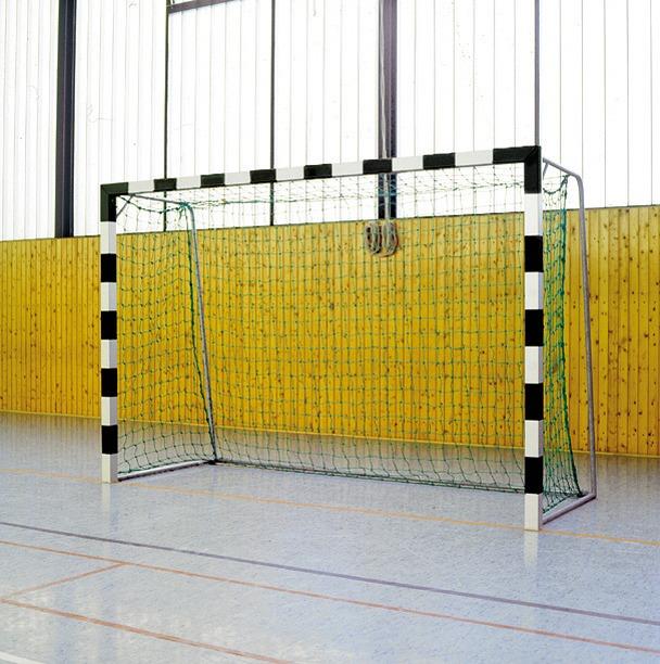 Sport-Thieme Hallenhandballtor 3x2 m, in Bodenhülsen stehend mit anklappbaren Netzbügeln