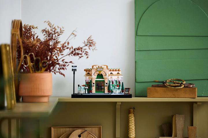 Actual product image LEGO French Café (10362, LEGO Icons)