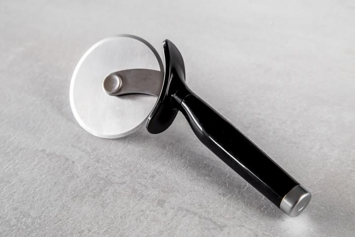 Produktbild KitchenAid Pizza Wheel, Stainless Steel Pizza Cutter and Slicer – Onyx Black