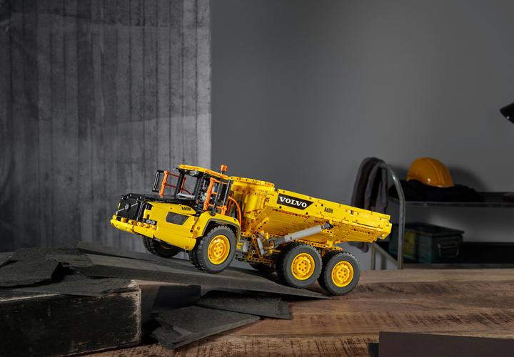 Immagine prodotto LEGO Dumper articolato Volvo (6x6) (42114, LEGO Technic)