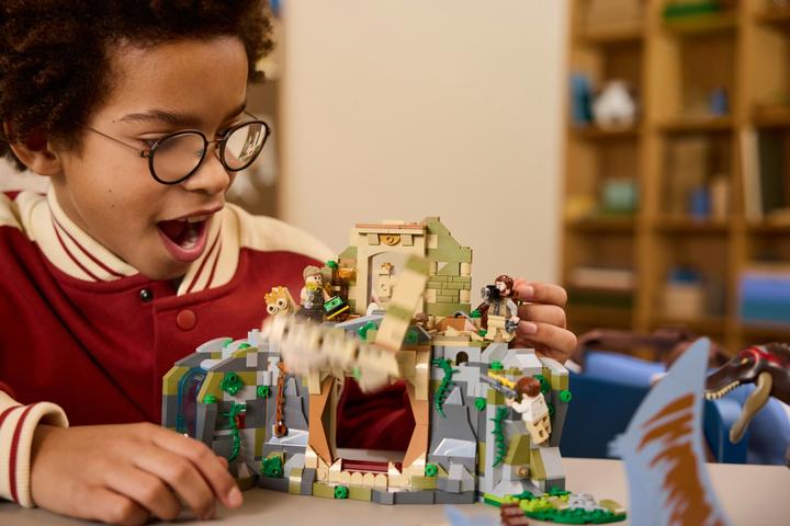 Actual product image LEGO Spinosaurier & Quetzalcoatlus: Hubschrauber-Einsatz (76976, LEGO DC)