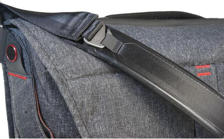 Image du produit Peak Design Everyday Messenger 15" Charcoal (Sac à bandoulière pour appareil photo)