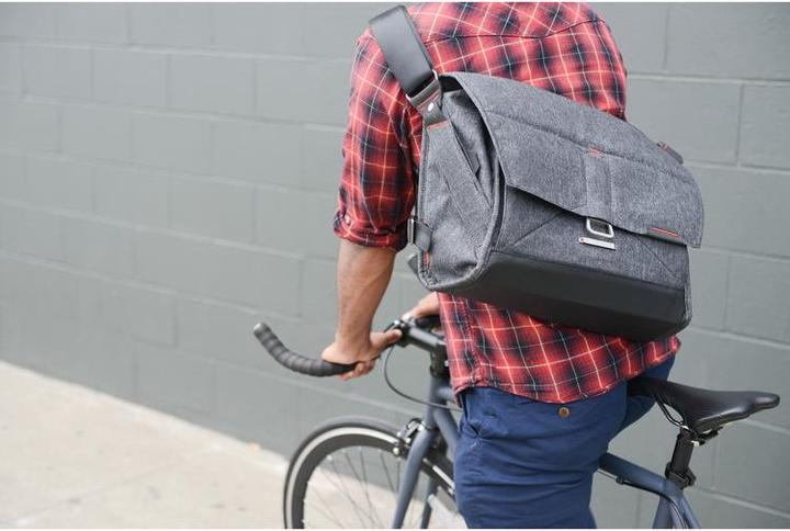 Image du produit Peak Design Everyday Messenger 15" Charcoal (Sac à bandoulière pour appareil photo)