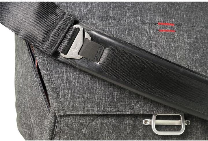 Image du produit Peak Design Everyday Messenger 13" Charcoal (Sac à bandoulière pour appareil photo)