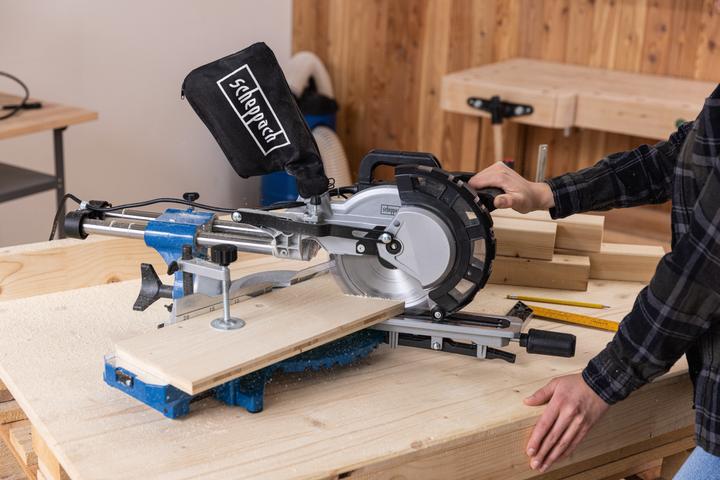 Produktbild Scheppach Kappzugsäge HM216 mit 2. Sägeblatt