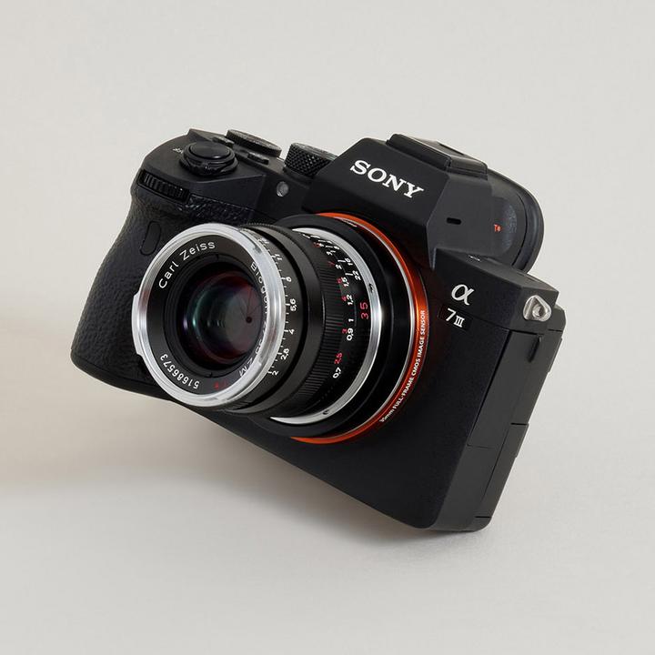 Actual product image Urth Lens Mount Adapter: Compatible with Leica M Lens to Sony E Camera Body (Extendable)