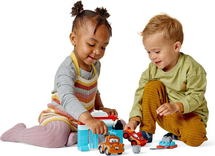 Produktbild LEGO Lightning McQueen und Mater in der Waschanlage (10996)
