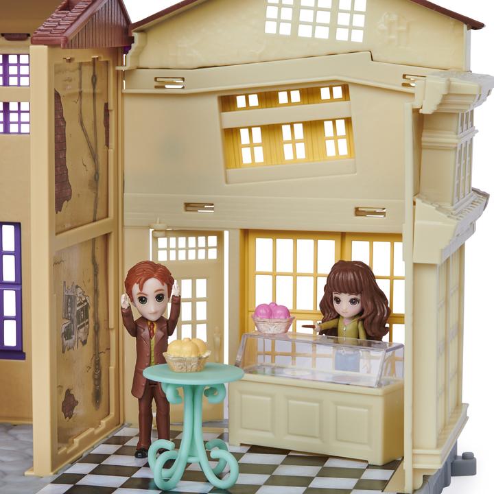 Produktbild Spin Master Wizarding World Harry Potter - Diagon Alley (Winkelgasse) Spielset mit Licht und Sound sowie 2