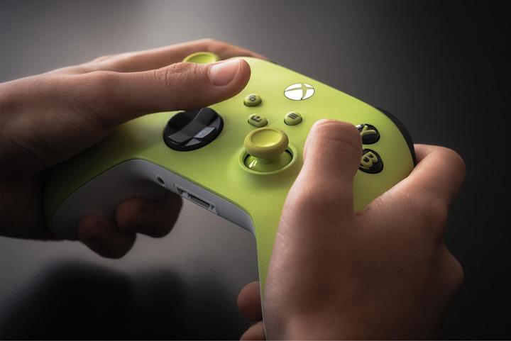 Actual product image Microsoft Wireless Controller - Electric Volt (Xbox Series S, Xbox One S, PC, Xbox One X, Xbox Series X)