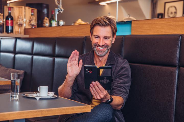 Image du produit Emporia SMART.6, smartphone pour seniors (128 Go, Noir, 6.58", SIM simple, 50 Mpx, 5G)