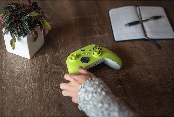 Actual product image Microsoft Wireless Controller - Electric Volt (Xbox Series S, Xbox One S, PC, Xbox One X, Xbox Series X)