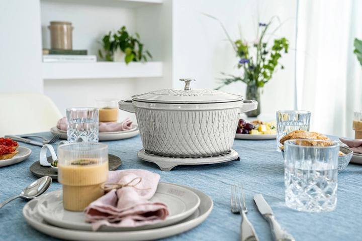 Produktbild Staub Twisted Cocotte 20 cm, rund, Weisser Trüffel, Gusseisen 2.29 (20 cm, Bräter + Schmortopf, Gusseisen)