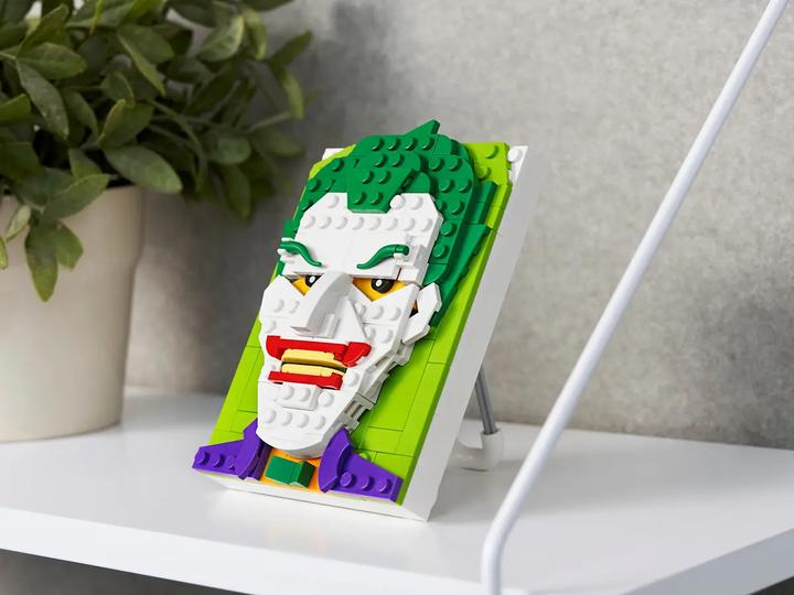 Actual product image LEGO Brick Sketches - Joker (40428)
