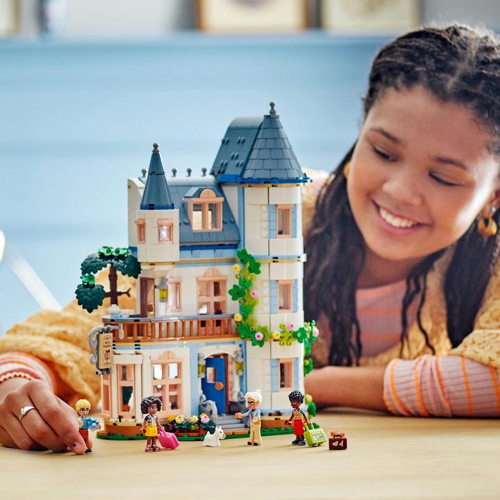 Actual product image LEGO 42638 Burg with holiday accommodation (42638, LEGO Friends)