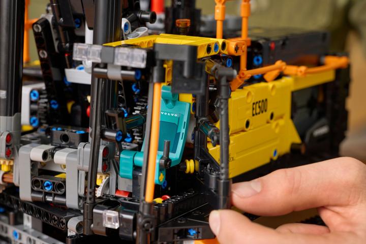 Actual product image LEGO Volvo EC500 Hybrid excavator (42215, LEGO Technic)