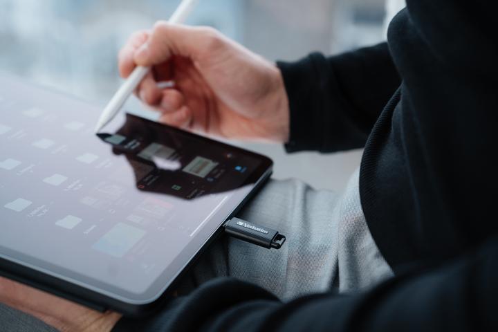 Produktbild Verbatim Retractable 128GB USB 3.2 Gen 1 USB-C (128 GB, USB-C)