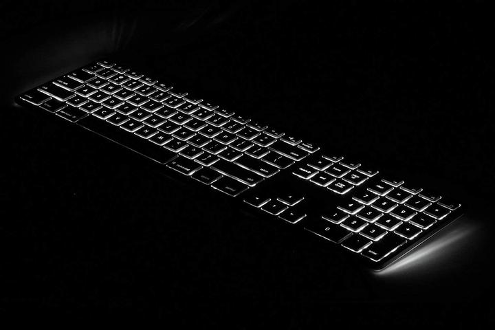 Produktbild Matias Erweiterte USB-Tastatur für Mac OS mit RGB Backlit (CH, Kabelgebunden)