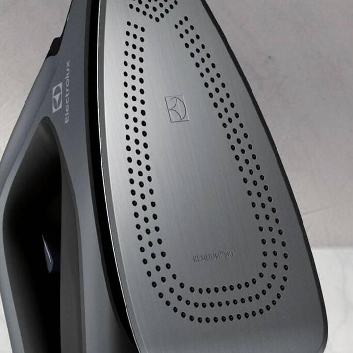 Actual product image Electrolux Refine 600 Ironing system E6ST1-8EG 2000 W, 1.2 L, Auto power off, Vertical steam function, Calc-cle (2000 W)