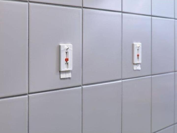 Produktbild tesa Klebenagel für Fliesen & Metall, höhenverstellbar