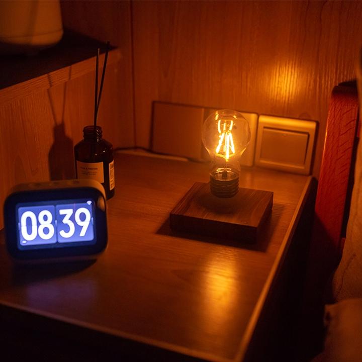 Produktbild Geschenkidee Schwebende LED Glühbirne mit Holzsockel