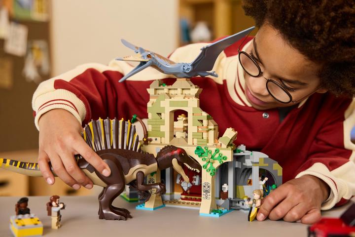 Actual product image LEGO Spinosaurier & Quetzalcoatlus: Hubschrauber-Einsatz (76976, LEGO DC)