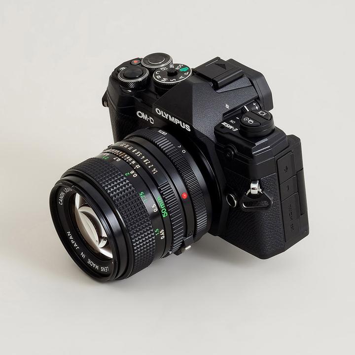 Produktbild Urth Lens Mount Adapter: Compatible with Canon FD Lens to Micro Four Thirds (M4/3) Camera Body