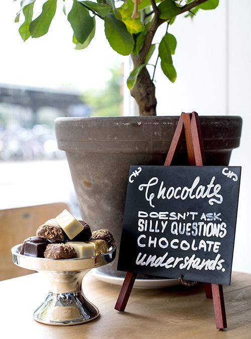 Actual product image Securit Table chalkboard MINI with easel, mahogany (Blackboard, 15 x 17 x 35.5 cm)