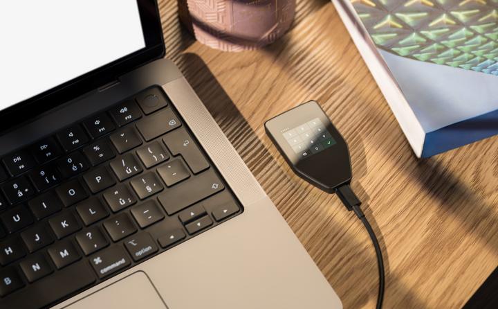 Produktbild Trezor Safe 5 - Black Graphite (Bitcoin, Ethereum Classic, Cardano, Dogecoin, Litecoin, Bitcoin Cash, Stellar, Weitere)