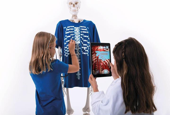 Produktbild Curiscope Entdecke den menschlichen Körper mit Hilfe von Augmented Reality /n /nT-Shirt Grösse XL für Kinde...