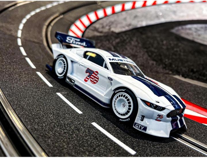 Productafbeelding Carrera 20031083 - Digitale 132 Ford Mustang GTY "Nr.76