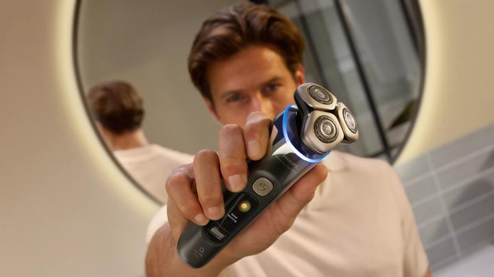 Actual product image Philips i9000 Prestige Ultra XP9402/46 Wet and Dry Electric Shaver with SkinIQ Pro