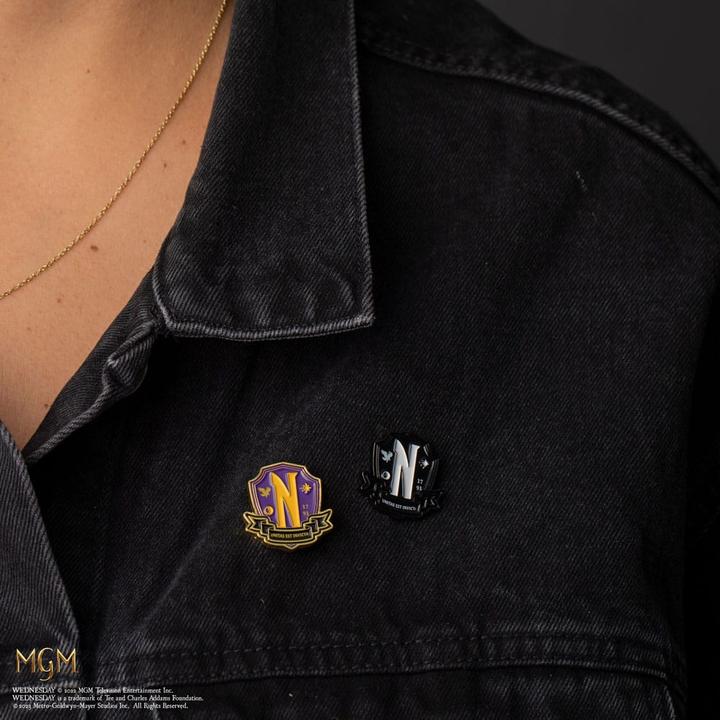 Produktbild Cinereplicas Wednesday Ansteck-Pins 2er-Pack Nevermore Academy