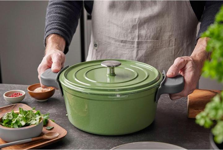 Produktbild Berndes Bräter Cocotte B.IRON Gusseisen oval 31 x 24 cm 6 Liter salbeigrün INDUKTION (394.35 cm, Bräter + Schmortopf, Gusseisen)