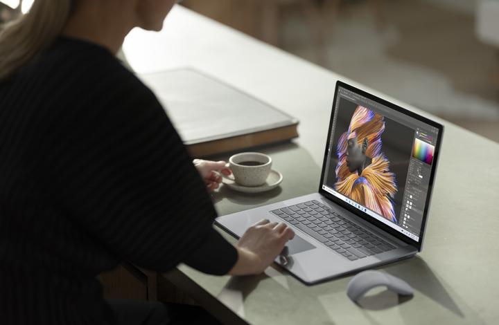 Immagine prodotto Microsoft Surface Laptop 4 (15", AMD Ryzen 7 4980U, 8 GB, 256 GB)