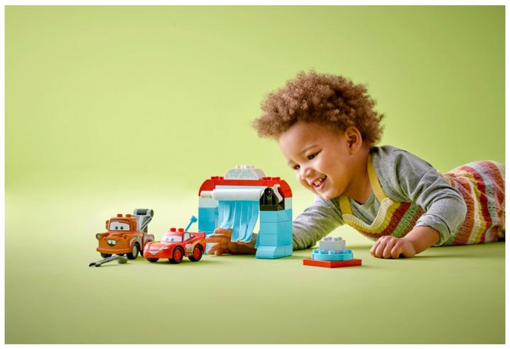 Produktbild LEGO Lightning McQueen und Mater in der Waschanlage (10996)