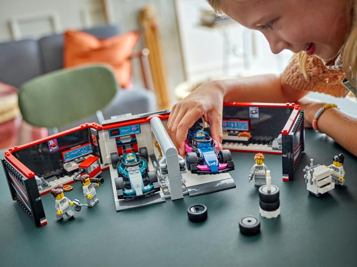 Produktbild LEGO F1 Garage mit Mercedes-AMG & Alpine Rennautos (60444, LEGO City)