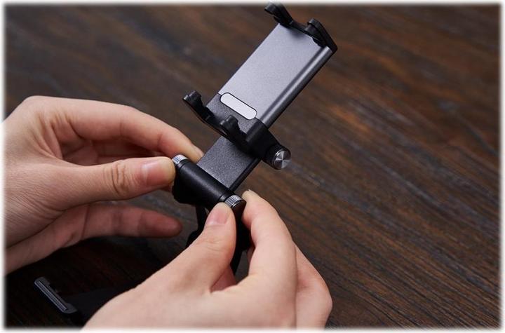 Actual product image 8bitdo Mobile Gaming-Clip (Xbox Series X)