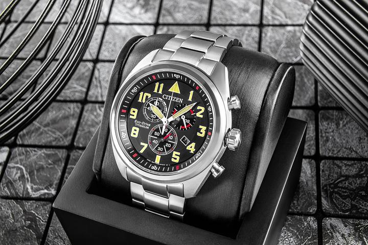 Immagine prodotto Citizen AT2480-81E Cronografo Eco-Drive Super Titanio 43 mm (Cronografo, 43 mm)