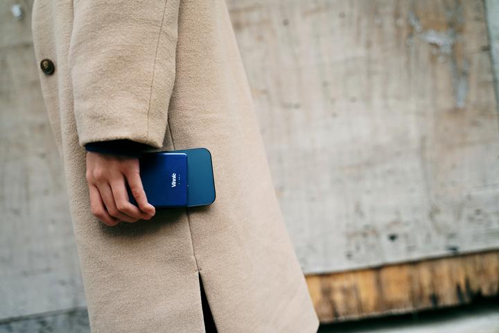 Produktbild Vinnic MANA Magnetic Wireless Powerbank 8.000mAh, blue (8000 mAh, 15 W, 30.80 Wh)